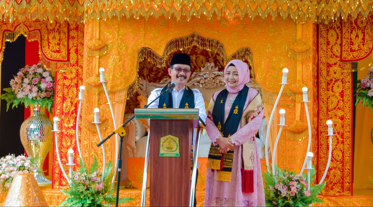 Poto : Pj. Bupati Aceh Tamiang, Drs. Meurah Budiman, SH, MH beserta istri Zuraidah Meurah saat di acara lepas sambut dipendopo setempat, Rabu (4/1/2023). Dok Humas Aceh Tamiang.