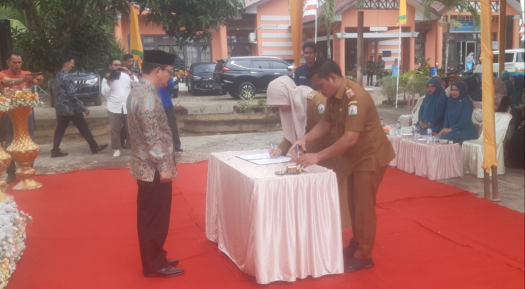 Poto : Penandatanganan berita acara serah terima dan penyerahan serah terima tugas/jabatan. Dok : SWARA45.COM/Afrizal]