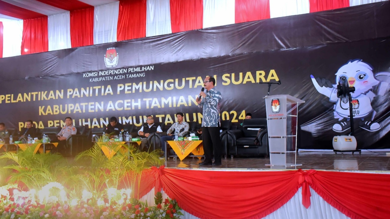 Poto : Pj. Bupati Aceh Tamiang Drs. Meurah Budiman saat menghadiri Pelantikan dan Pengambilan Sumpah 648 Anggota PPS Pemilihan Umum (Pemilu) 2024. Dok : Humas Aceh Tamiang.