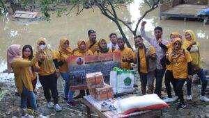Komunitas H.Gembong Banten Beri Bantuan Kepada Korban Banjir Di Cibadak