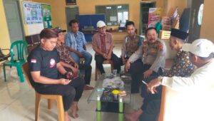 Kapolsek Tanara bersama Kades Tanara Dan, Kades Bendung, Mengurai kan Melaui Jumat curhat