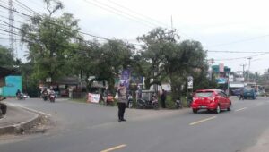Antisipasi Uraian Kemacetan Di Akhir Pekan, Polsek Warunggunung Atur Lalu Lintas Di Pertigaan