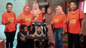 PENYERAHAN KURSI RODA OLEH LKS ALMANDA TANGGAMUS