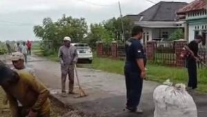 Peduli Lingkungan, Pemdes Cipaeh Gunung Kaler ajak warga Gotong Royong Bersihkan Jalan lingkungan