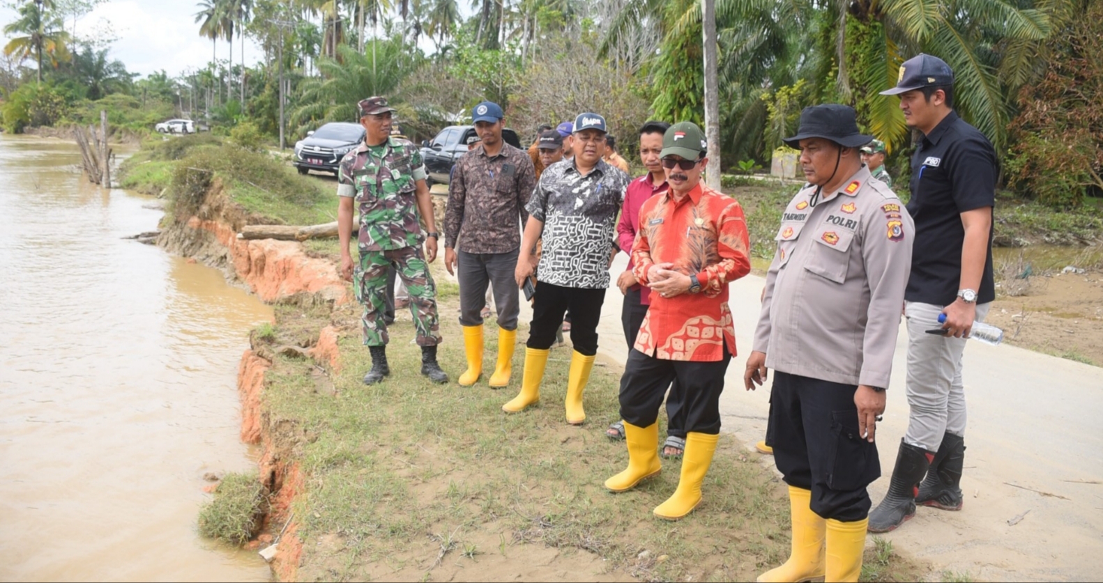 Bupati Aceh Tamiang Dr. Drs. Meurah Budiman, SH, MH, didampingi Sekda, Kalak BPBD, Kabag Prokopim, dan Camat Bendahara bersama unsur Forkopimcam setempat mininjau tanggul jebol di sejumlah titik di Kecamatan Bendahara, Kamis (2/2/2023). Dok : Prokopim 2023]