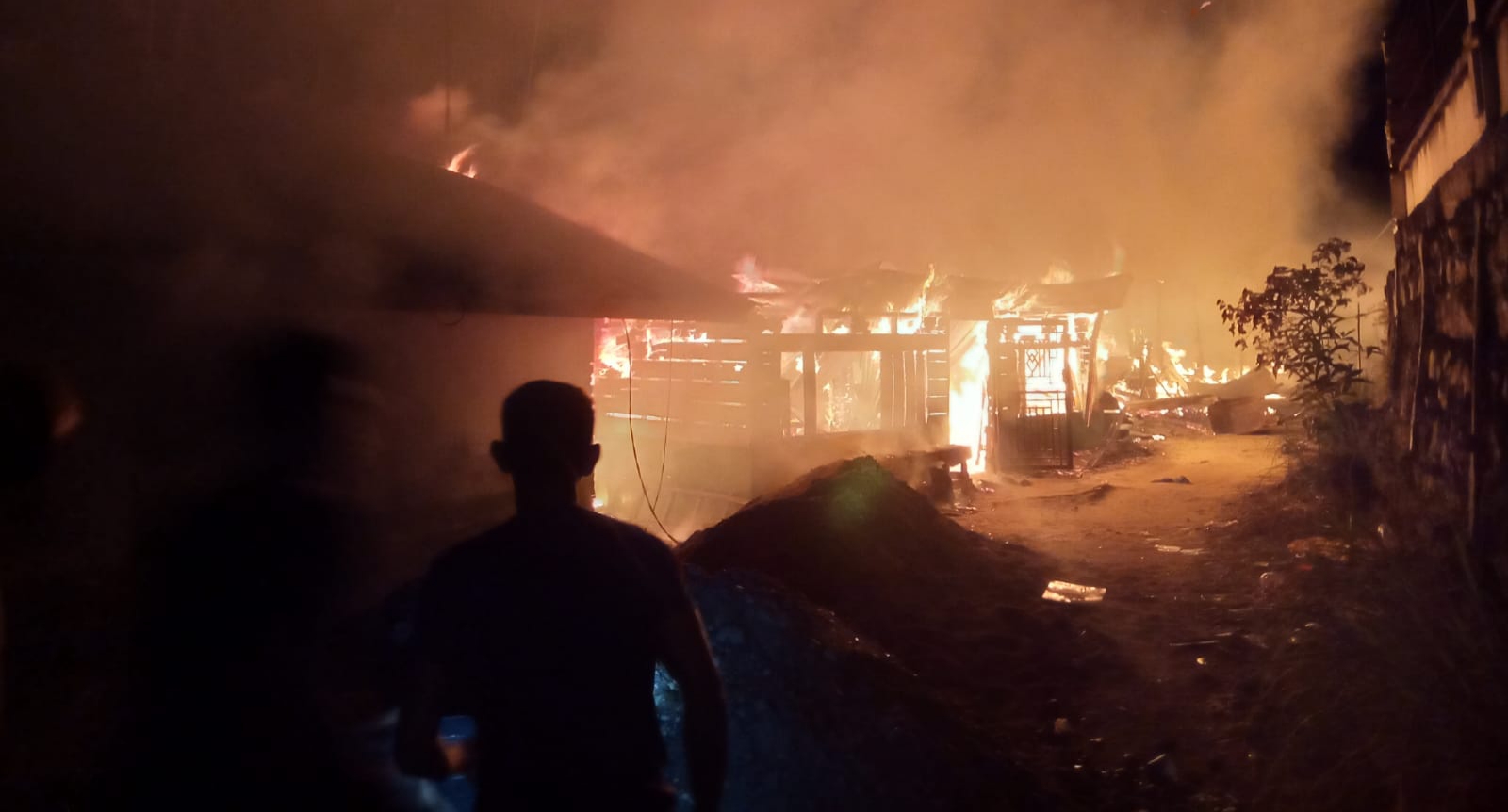 Poto : Empat rumah warga dusun Bukit Karim Kampung Blang Kandis Hangus terbakar, Selasa malam (7/2/2023) sekira pukul 00.00 WIB.
