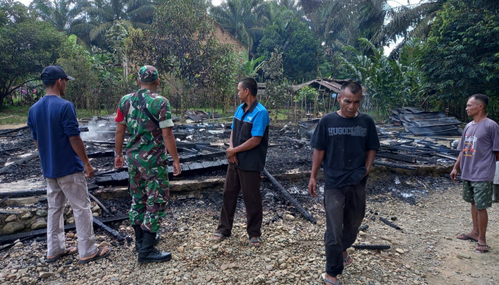 Poto : Rumah Hermanto warga Sumber Makmur Kecamatan Tenggulun Aceh Tamiang Hangus Terbakar saat ditinggal pergi mengantar anaknya Kesekolah.