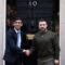 Poto : Presiden Ukraina Volodymyr Zelensky dan Perdana Menteri Inggris Rishi Sunak saat bertemu di luar Downing Street Nomor 10 di London, Inggris, 8 Februari 2023. Dok : REUTERS/Henry Nicholls.