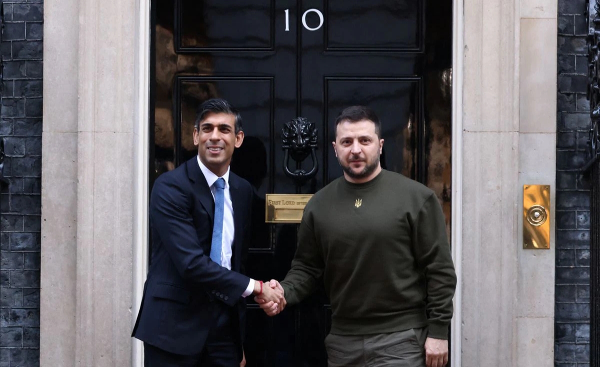 Poto : Presiden Ukraina Volodymyr Zelensky dan Perdana Menteri Inggris Rishi Sunak saat bertemu di luar Downing Street Nomor 10 di London, Inggris, 8 Februari 2023. Dok : REUTERS/Henry Nicholls.