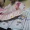 Ilustrasi - Seorang teller sebuah bank merapikan lembaran mata uang rupiah dan dolar Amerika di Jakarta. Dok : ANTARA FOTO/Puspa Perwitasari/am)