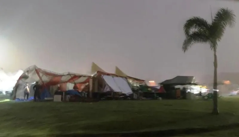 Kondisi tenda di Arena Rameunee Expo 2023 di Alun-Alun Suka Makmue, Kabupaten Nagan Raya, Provinsi Aceh, yang roboh akibat diterpa angin kencang disertai hujan lebat, Senin (27/2/2023) malam. Dok : ANTARA/HO-Dokumentasi pribadi