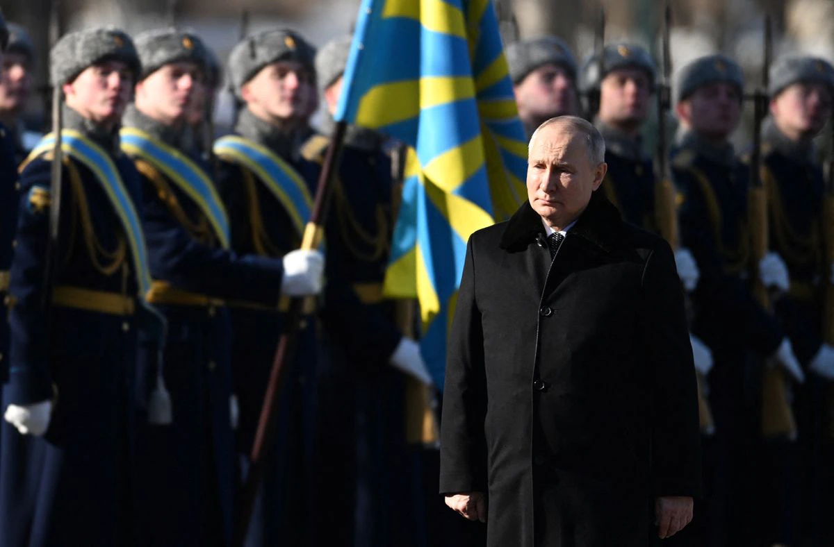 Presiden Rusia Vladimir Putin mengambil bagian dalam upacara peletakan karangan bunga di Makam Prajurit Tak Dikenal oleh Tembok Kremlin pada Hari Pembela Tanah Air di Moskow, Rusia, 23 Februari 2023. Dok : REUTERS Sputnik/Pavel Bednyakov/Pool)
