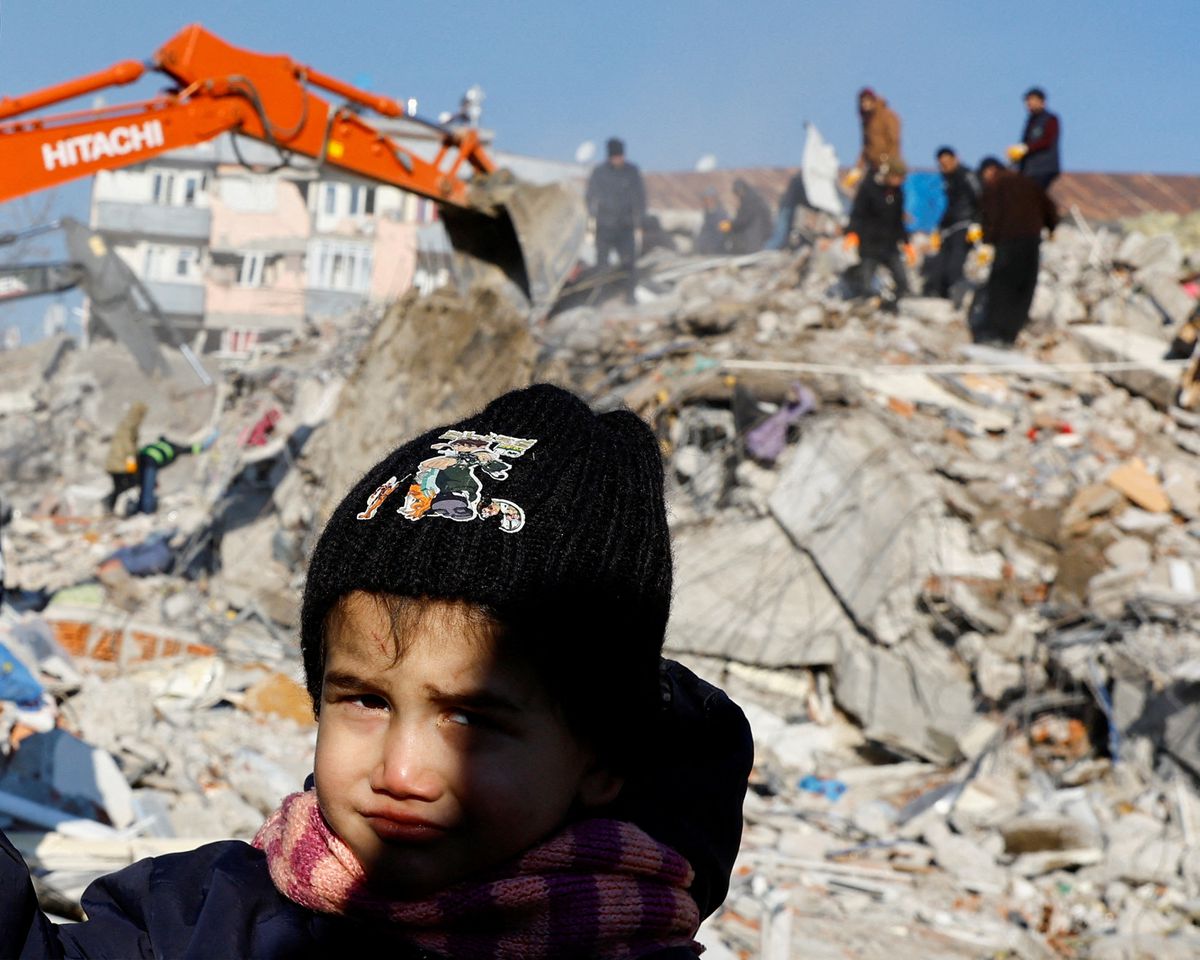 Poto : Seorang anak melihat pasca gempa mematikan di Kahramanmaras, Turki, 8 Februari 2023. Dok : REUTERS/Suhaib Salem.