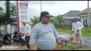 Pemdes desa cipaeh mengajak warga untuk membersihkan lingkungan untuk menuju sehat