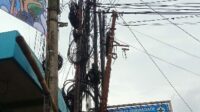 Pemasangan Kabel Internet Terkesan Semraut Menjadi Sorotan Beberapa Pihak.