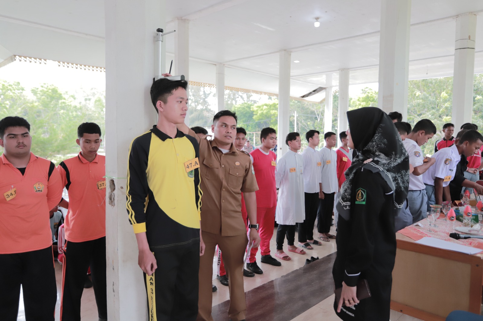 Poto : Peserta Calon Paskibra sedang menjalani pengukuran Tinggi Badan dan Berat Badan.