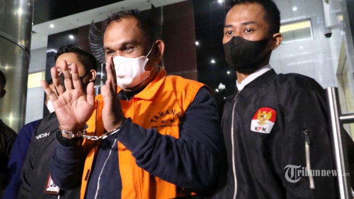 Poto : Izil Azhar alias Ayah Merin mengenakan rompi tahanan usai menjalani pemeriksaan di gedung KPK, Jakarta, Rabu (25/1/2023). Dok : tribunnews/Irwan Rismawan)
