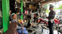 Kegiatan Anggota Satlantas di Bengkel Karangpawitan Karawang