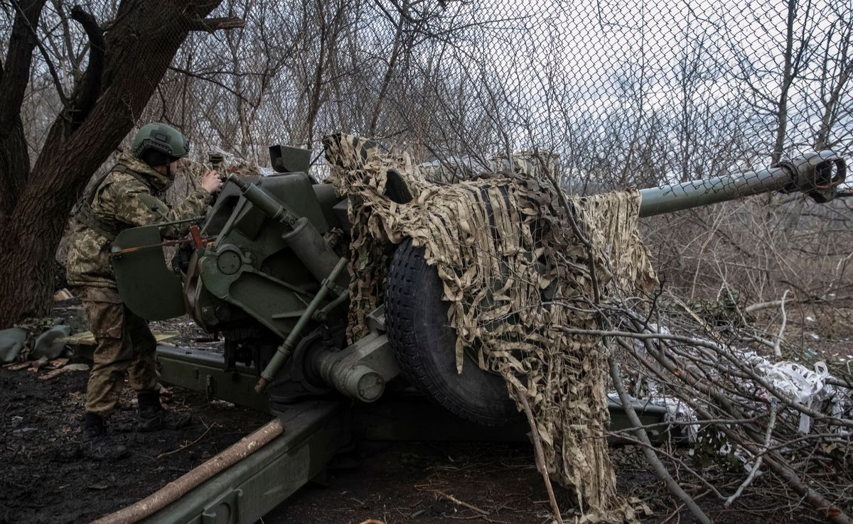Seorang prajurit Ukraina bersiap untuk menembak dari howitzer di garis depan, saat serangan Rusia ke Ukraina berlanjut, di dekat kota Bakhmut, wilayah Donetsk, Ukraina 2 Maret 2023. Dok : REUTERS/Oleksandr Ratushniak)