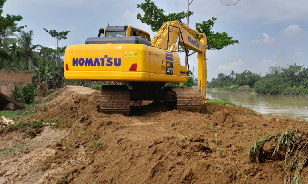 Excavator/Beko dari Badan Penanggulangan Bencana Daerah (BPBD) Aceh Tamiang menambah ketinggian tanggul Desa Muka Sei Kuruk Kecamatan Seruway. Minggu (26/2/2023).Dok : SWARA45.COM/Afrizal)