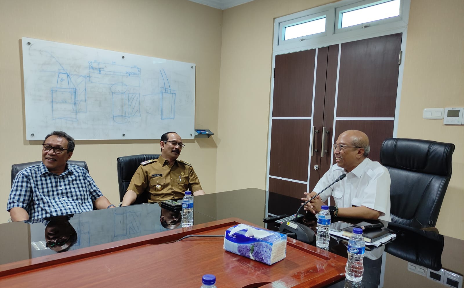 Pj. Bupati Aceh Tamiang, Dr. Drs. Meurah Budiman, SH, MH bersama Kadis PUPR, Eddy Mofizal saat melakukan audiensi langsung bersama Kepala BPJN I Aceh, Bowo Sudiatmanto.