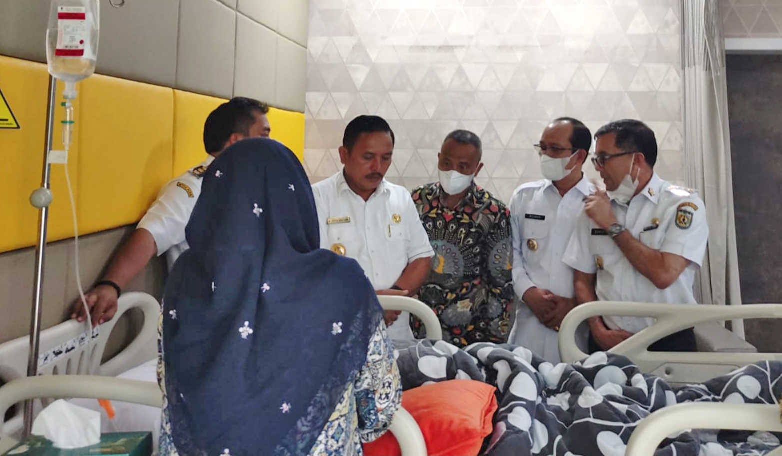 Pj. Bupati Aceh Tamiang, Dr. Drs. Meurah Budiman, SH, MH, bersama para Kepala Daerah se-Aceh membesuk Pj. Bupati Aceh Timur, Mahyuddin yang tengah dirawat di Rumah Sakit Umum Zainoel Abidin, Rabu (8/3/2023), di Banda Aceh. Dok : Prokopim)