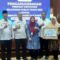 Mewakili Pj. Bupati Aceh Tamiang, Asisten Administrasi Umum Setdakab, Drs. Tri Kurnia, berfoto bersama Kepala Ombudsman RI Perwakilan Aceh, Dian Rubianty dan Pejabat di Lingkungan Pemkab Aceh Tamiang usai acara Penganugerahan Predikat Kepatuhan Pelayanan Publik Tahun 2022 di Anjong Mon Mata, Banda Aceh. Dok : .prokopim 2023)