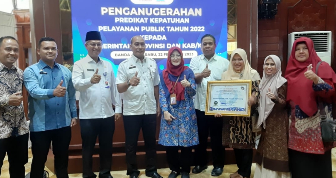 Mewakili Pj. Bupati Aceh Tamiang, Asisten Administrasi Umum Setdakab, Drs. Tri Kurnia, berfoto bersama Kepala Ombudsman RI Perwakilan Aceh, Dian Rubianty dan Pejabat di Lingkungan Pemkab Aceh Tamiang usai acara Penganugerahan Predikat Kepatuhan Pelayanan Publik Tahun 2022 di Anjong Mon Mata, Banda Aceh. Dok : .prokopim 2023)