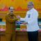 Pj. Bupati Aceh Tamiang, Dr. Drs. Meurah Budiman, SH, MH menerima piagam dari BPK RI Perwakilan Aceh yang diserahkan Supriyadi, SE, Ak, MM., pada Pembukaan Pelatihan dan Penginputan Penyelenggaraan Sistem Intern Pemerintahan (SPIP) Terintegrasi di Lingkungan Pemerintah Kabupaten Aceh Tamiang.