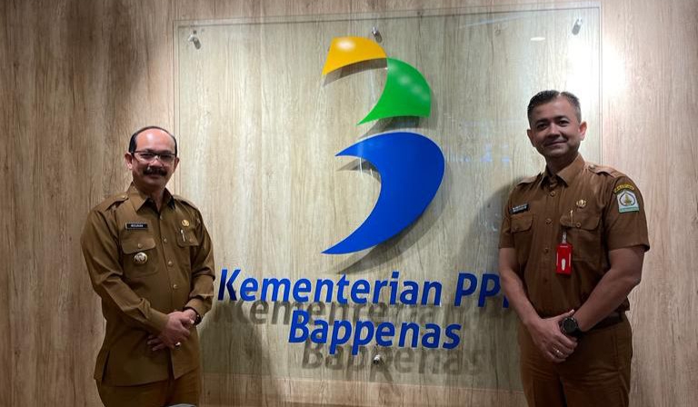 Pj. Bupati Aceh Tamiang, Dr. Drs. Meurah Budiman, SH, MH, dan Kepala Dinas Kesehatan, dr. Mustakim di BAPPENAS.