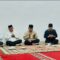 Kepala Dinas Syariat Islam, Samsul Rizal saat membacakan do'a selamat atas kedatangan Pj. Bupati, Meurah Budiman (tengah) di Pendopo Bupati.