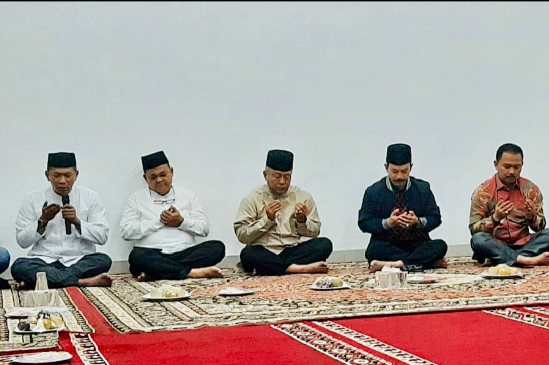 Kepala Dinas Syariat Islam, Samsul Rizal saat membacakan do'a selamat atas kedatangan Pj. Bupati, Meurah Budiman (tengah) di Pendopo Bupati.