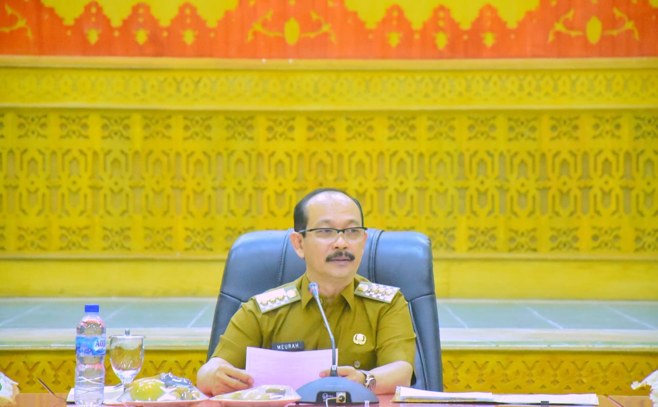 Pj. Bupati Aceh Tamiang, Drs. Meurah Budiman, SH, MH saat memimpin rapat rutin perdana pembahasan program kerja.