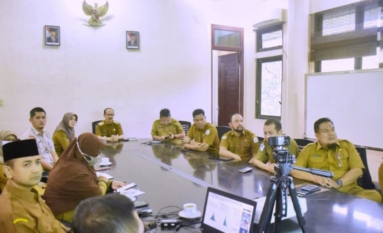 Pj. Bupati Aceh Tamiang bersama Kepala OPD terkait mengikuti Vidcon Rakornas bersama Wamendagri John Wempi Wetipo.