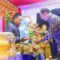 Pj. Bupati Aceh Tamiang, Drs. Meurah Budiman, SH, MH, menepung tawari AKBP Muhammad Yanis, S.I.K, MH dan isteri sebagai pejabat Kapolres Aceh Tamiang yang baru saat pisah sambut Kapolres di Pendopo Bupati Aceh Tamiang, Jumat (13/1/2023).