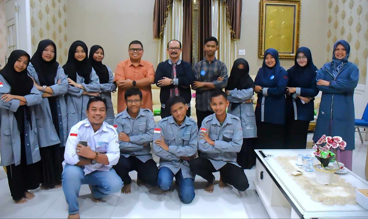 Pj.Bupati Aceh Tamiang, Dr. Drs. Meurah Budiman, SH, MH (tengah) didampingi Kabag Prokopim Setdakab, Azwanil Fakhri berfoto bersama siswa dan pendidik Sekolah Inspirasi Bangsa Aceh Tamiang.