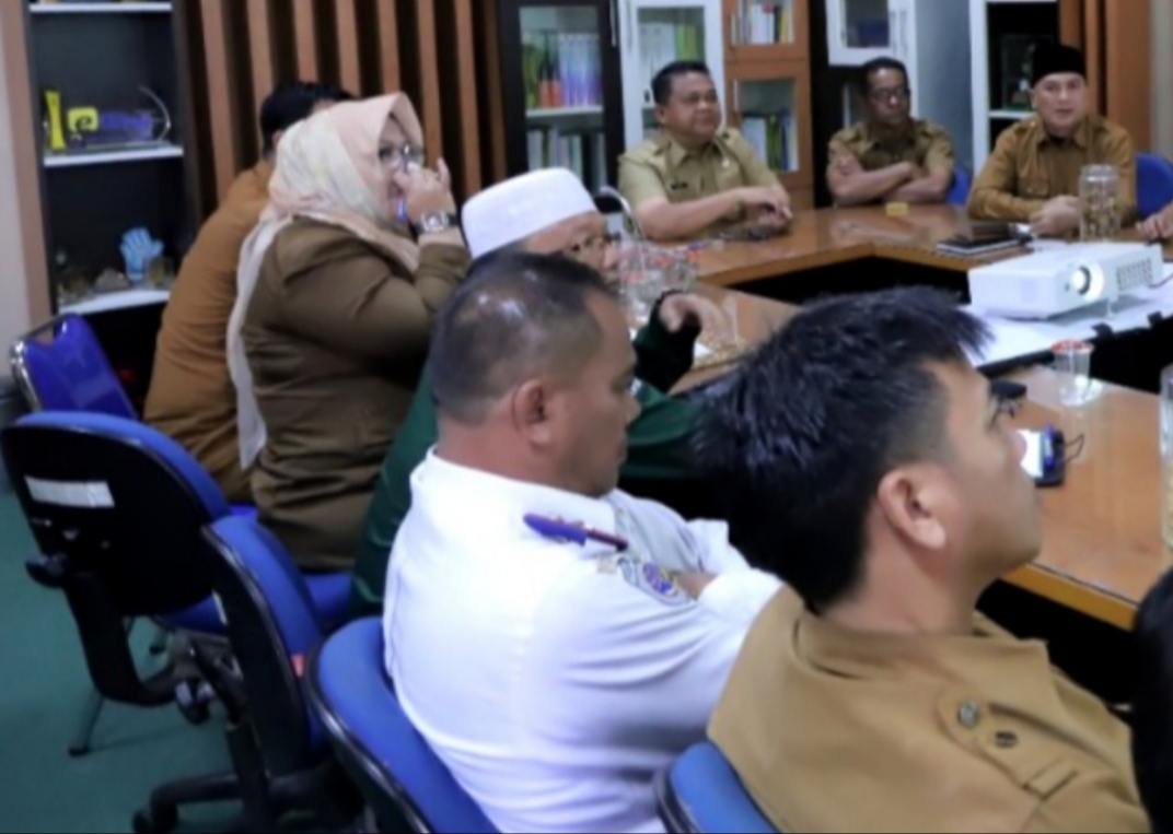Secara terpisah, pada hari yang sama, Sekretaris Daerah, Drs. Asra dan para Kepala SKPK terkait mengikuti rapat pengendalian Inflasi di daerah tersebut dari Ruang Kerja Sekretaris Daerah.