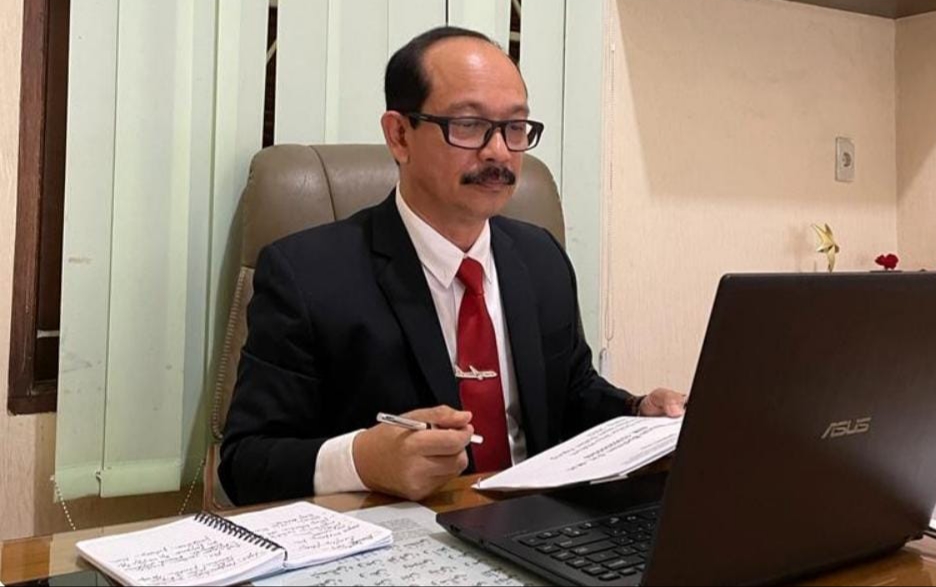 Pj Bupati Aceh Tamiang, Drs. Meurah Budiman, SH, MH saat mengikuti sidang terbuka doktoral.