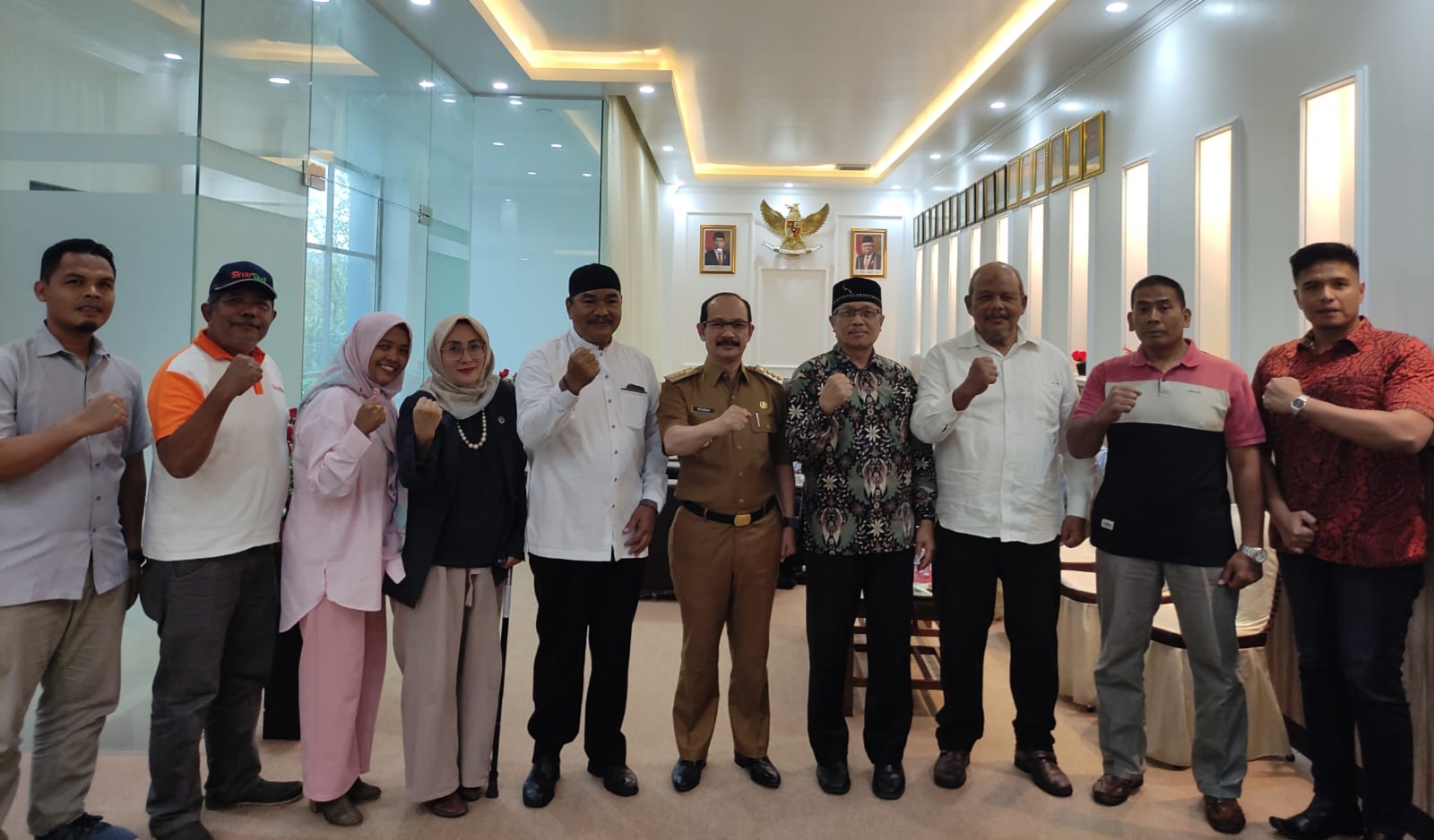 Pj. Bupati Aceh Tamiang, Drs. Meurah Budiman, SH, MH bersama Tim Urun rembuk Ahli dan Masyarakat Aceh Tamiang (TUAh MATa).