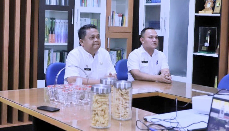 Sekda Aceh Tamiang, Drs. Asra didampingi Inspektur, Aulia Azhari, S.STP mengikuti vidcon Rapat Koordinasi Inspektur Daerah Seluruh Indonesia Tahun 2023.