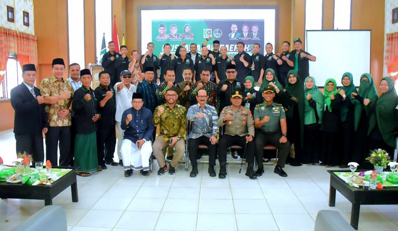 Pj Bupati Aceh Tamiang, Drs. Meurah Budiman, SH, MH, bersama undangan dan para pengurus KAHMI Aceh Tamiang periode 2017-2022.