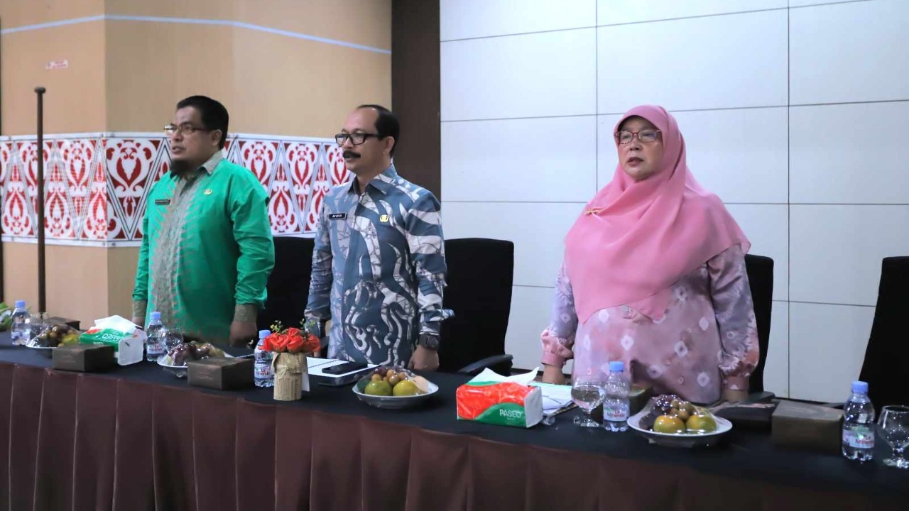 Pj. Bupati Aceh Tamiang, Drs. Meurah Budiman, SH, MH didampingi Kepala Bappeda, M. Zein dan Kepala BPKD, Yusriati saat membuka RKPD di aula Bappeda.