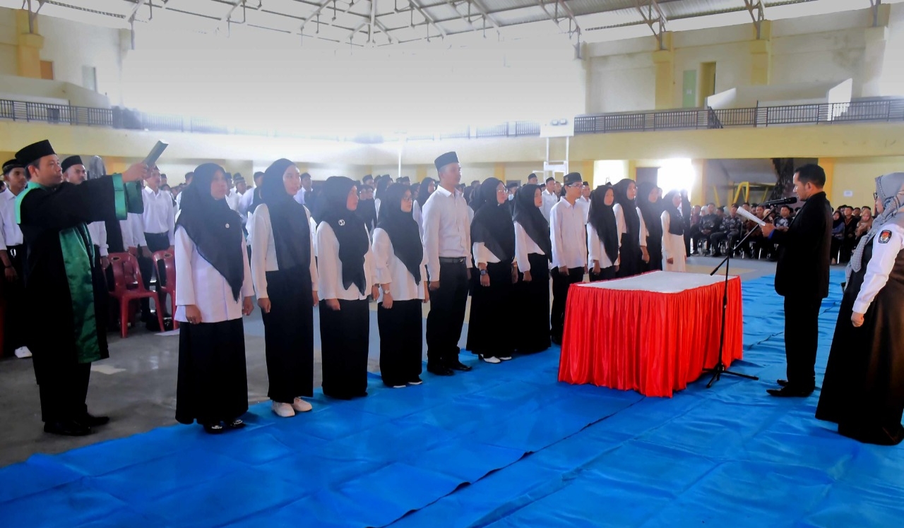 Proses pengambilan sumpah PPS oleh Ketua Komisi Independen Pemilihan (KIP), Ishak Ibrahim.