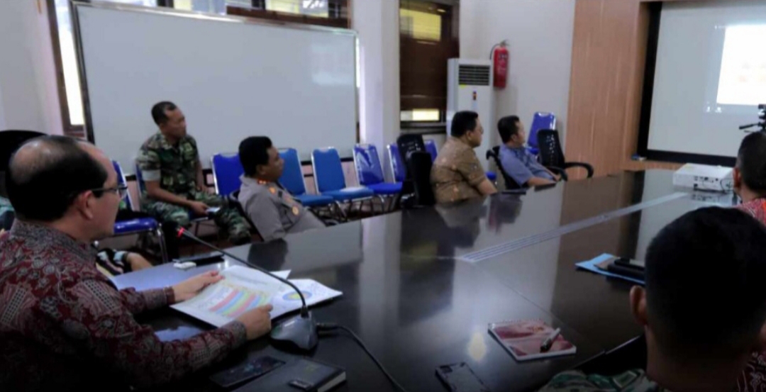 Suasana saat Pj. Bupati Aceh Tamiang, Drs. Meurah Budiman, SH, MH memaparkan progres Percepatan Penurunan Stunting dan Penghapusan Kemiskinan Ekstrem kepada Menko PMK.