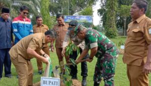 Aceh Tamiang Tanam 100 Batang Pohon Peringati Hari Desa Asri Nusantara