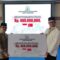 Pj. Bupati Aceh Tamiang, Dr. Drs. Meurah Budiman, SH, MH, saat menyerahkan bantuan secara simbolis kepada Kepala BPBA, Dr. Ilyas, MP.