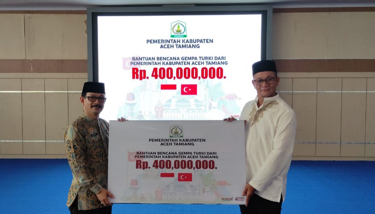 Pj. Bupati Aceh Tamiang, Dr. Drs. Meurah Budiman, SH, MH, saat menyerahkan bantuan secara simbolis kepada Kepala BPBA, Dr. Ilyas, MP.