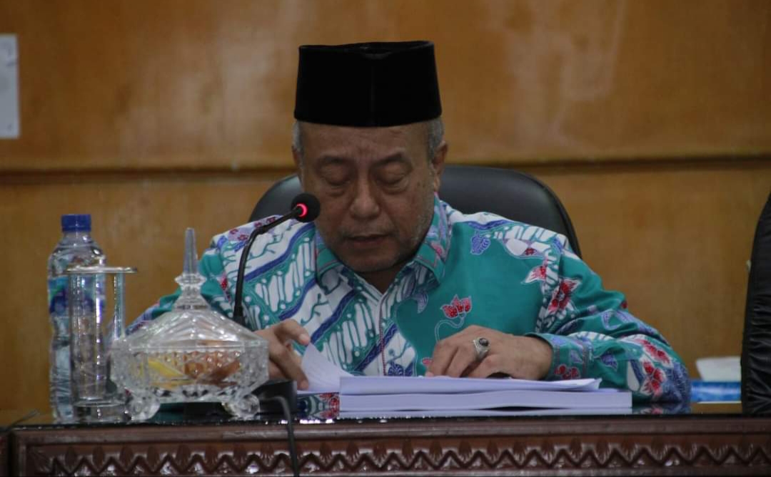 Ketua DPRK Aceh Tamiang, Suprianto ST, saat di acara Sosialisasi Draft Perubahan UUPA yang berlangsung di Ruang Sidang Utama DPRK setempat, Rabu (8/3/2023).