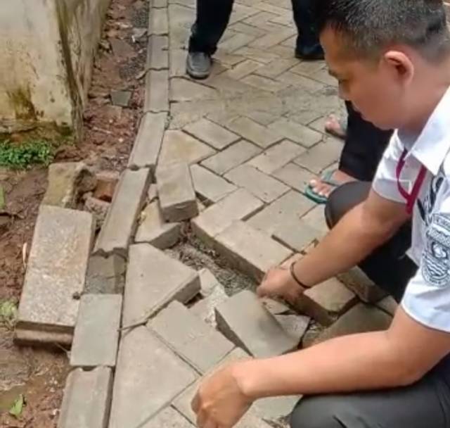 Tim Kecamatan Sukamulya Bersama Media Dan JAGAPATI Kelokasi pembangunan pavingblock di desa bunar (01/03) Doc sWara45.Com