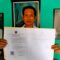Photo : Eli Sahroni Saat Menunjukan Akte Kemenkumham Barisan Aktivis Dan Advokasi Keluarga Banten (BADAK BANTEN PERJUANGAN) beberapa waktu lalu dikediamannya di wilayah cikulur,(Doc pribadi)